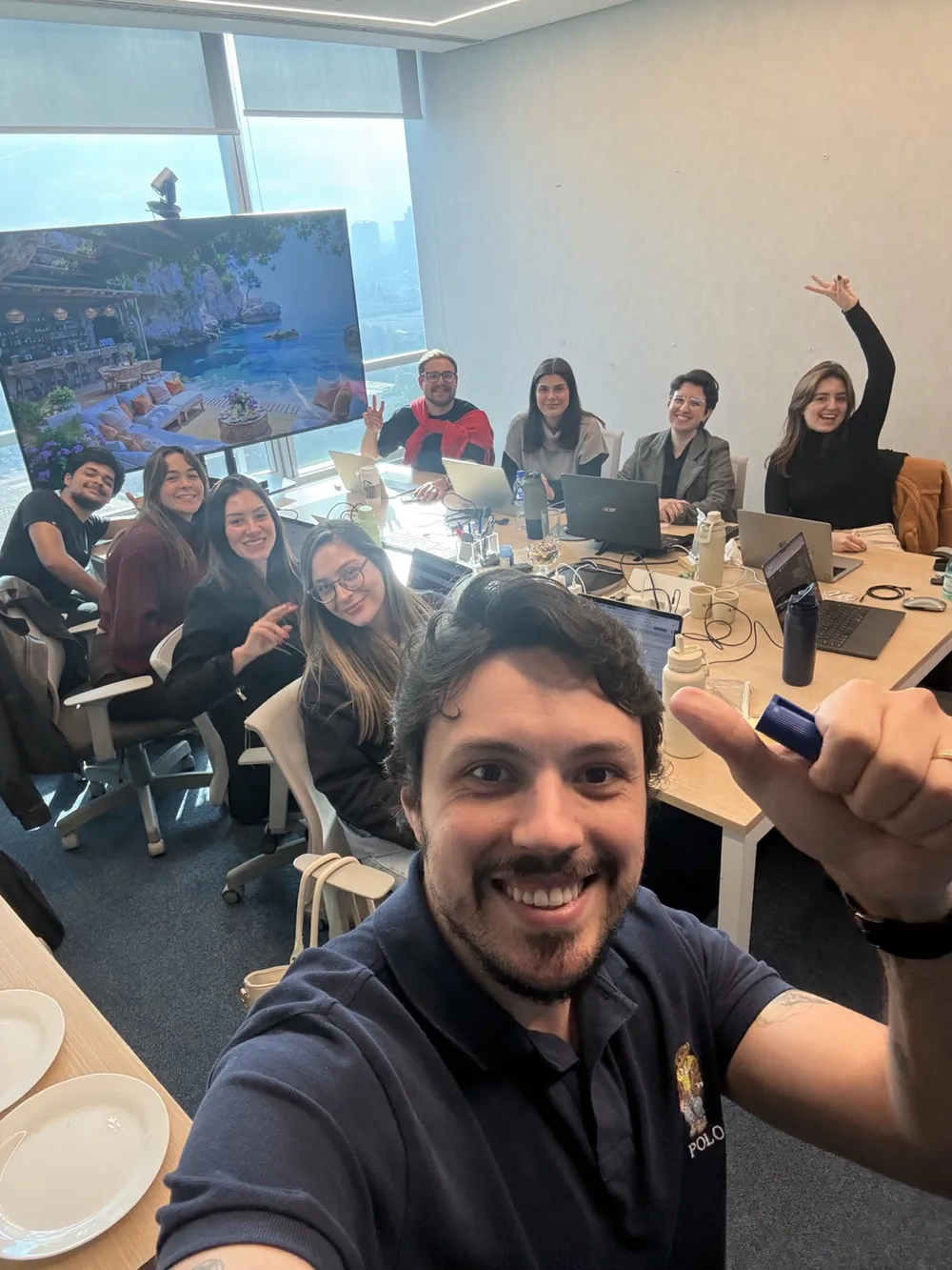 Time da EngajaTech reunido no escritório